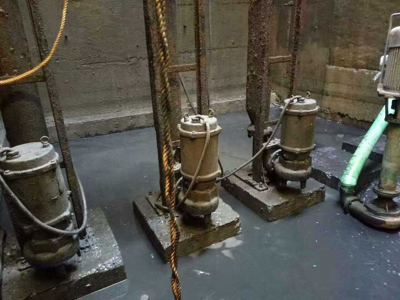 木棠镇污水池清理